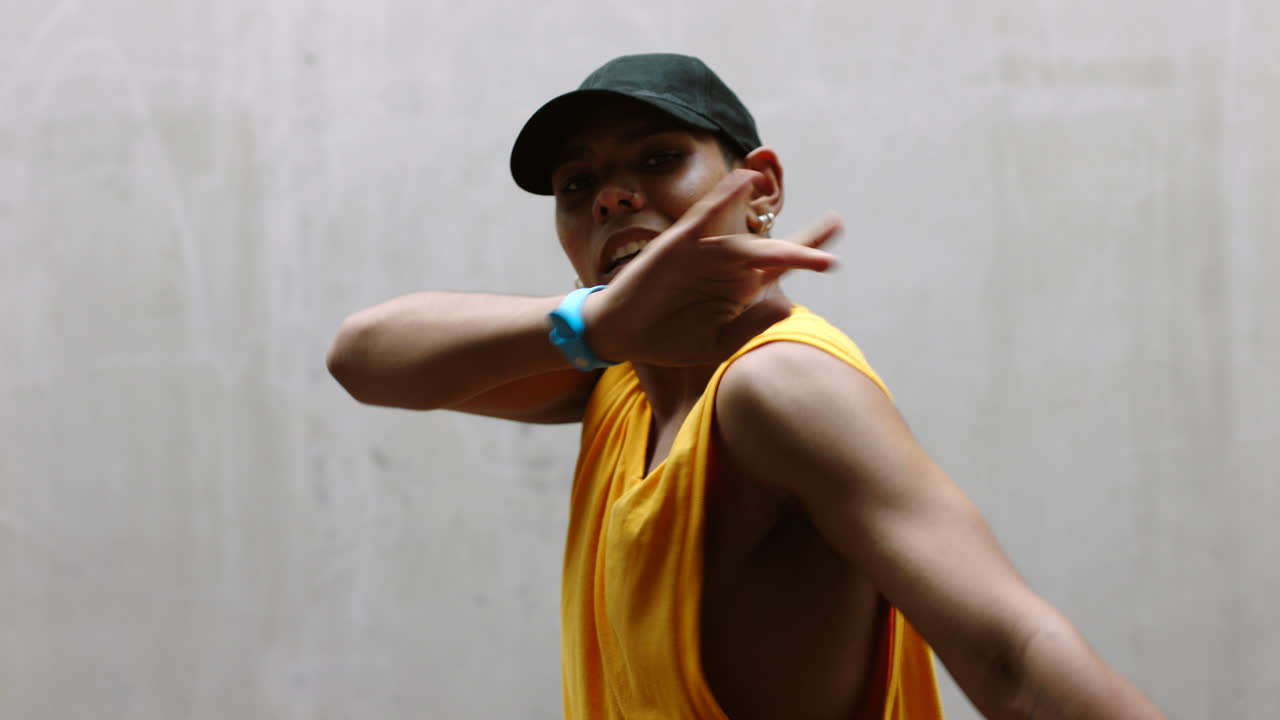 Danza, hip hop e uomo artistico che balla a ritmo di musica.