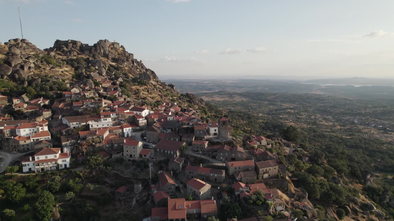 Vista aerea frontale di Monsanto appollaiata sulla collina che domina la valle.