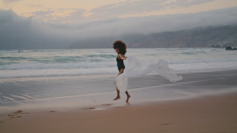 Chica-Corriendo-Pareo-De-Playa-Meciéndose-Con-El-Viento-De-Verano.-Mujer-Corriendo-Con-Tela-Satinada