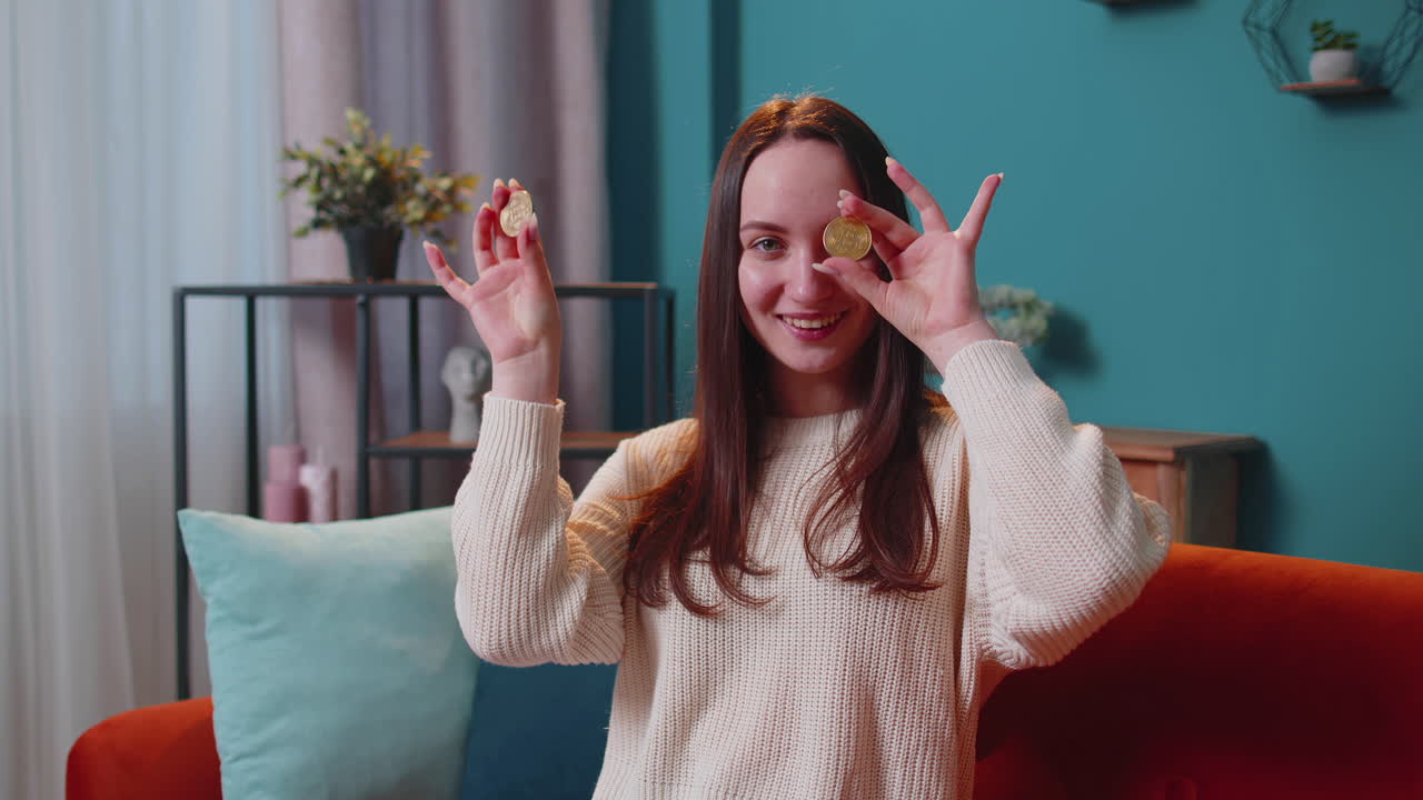 девушка-трейдер, зарабатывающая биткоины после онлайн-мониторинга торговых операций.