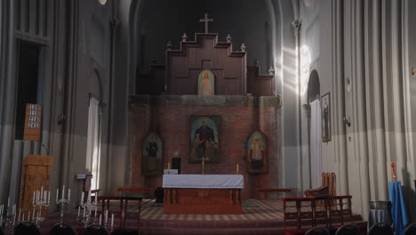 el interior de una iglesia