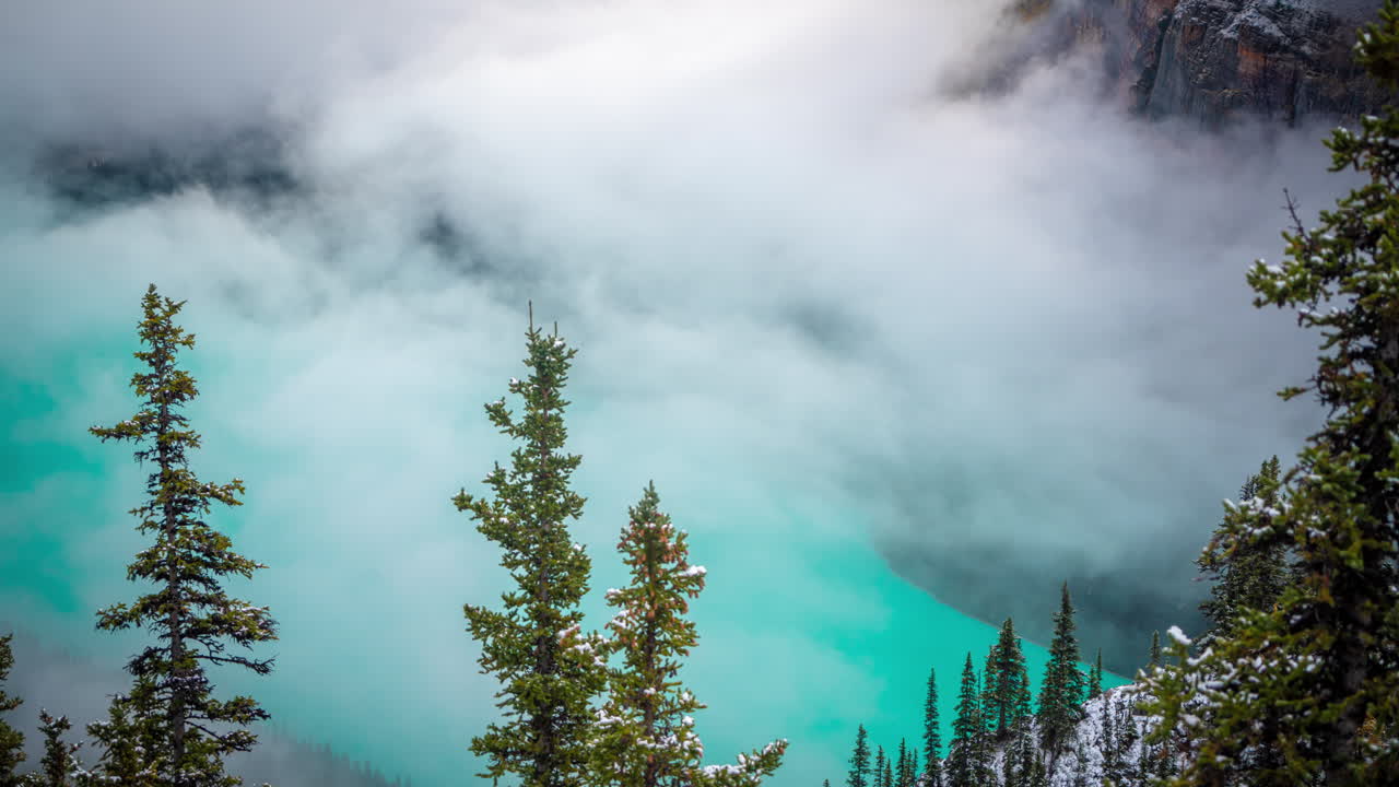 lapso de tiempo, nubes moviéndose y desapareciendo sobre el agua azul del lago louise, parque nacional banff, alberta, canadá