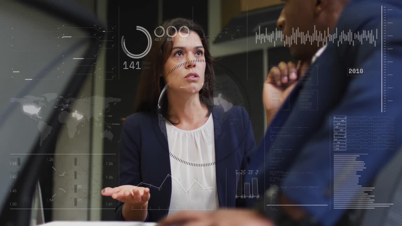 animación del procesamiento de datos financieros sobre diversas personas de negocios en la oficina