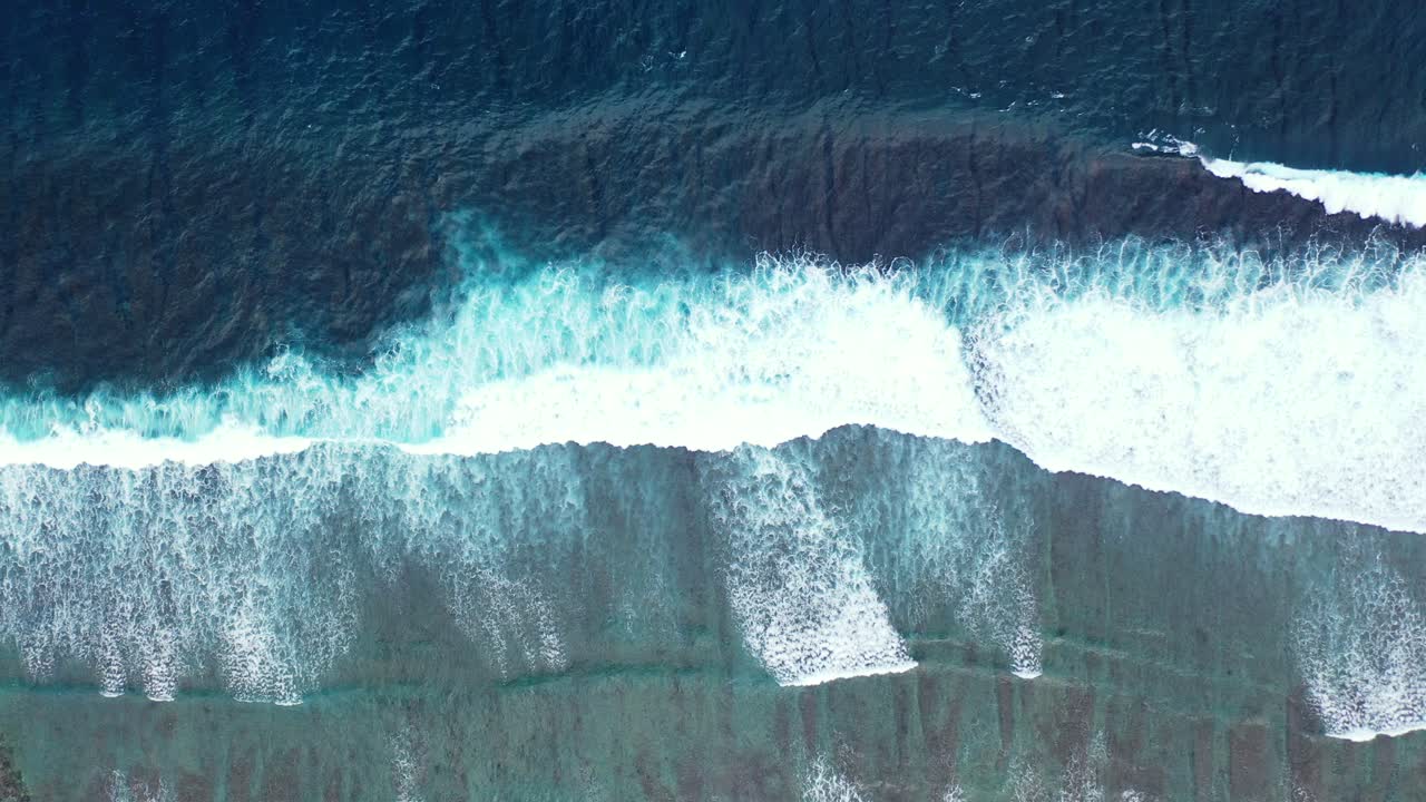 mar tropical embravecido