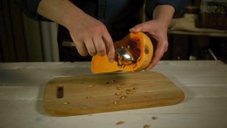 hombre preparándose para cortar calabaza naranja. cortando calabaza fresca