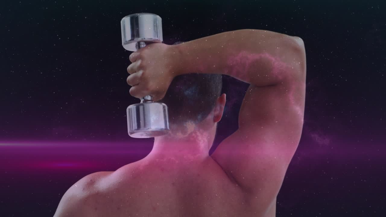Uomo che esegue estensioni tricipiti sopra la testa sollevando un manubrio cromato, con una nebulosa scintillante attorno al collo per il fitness.