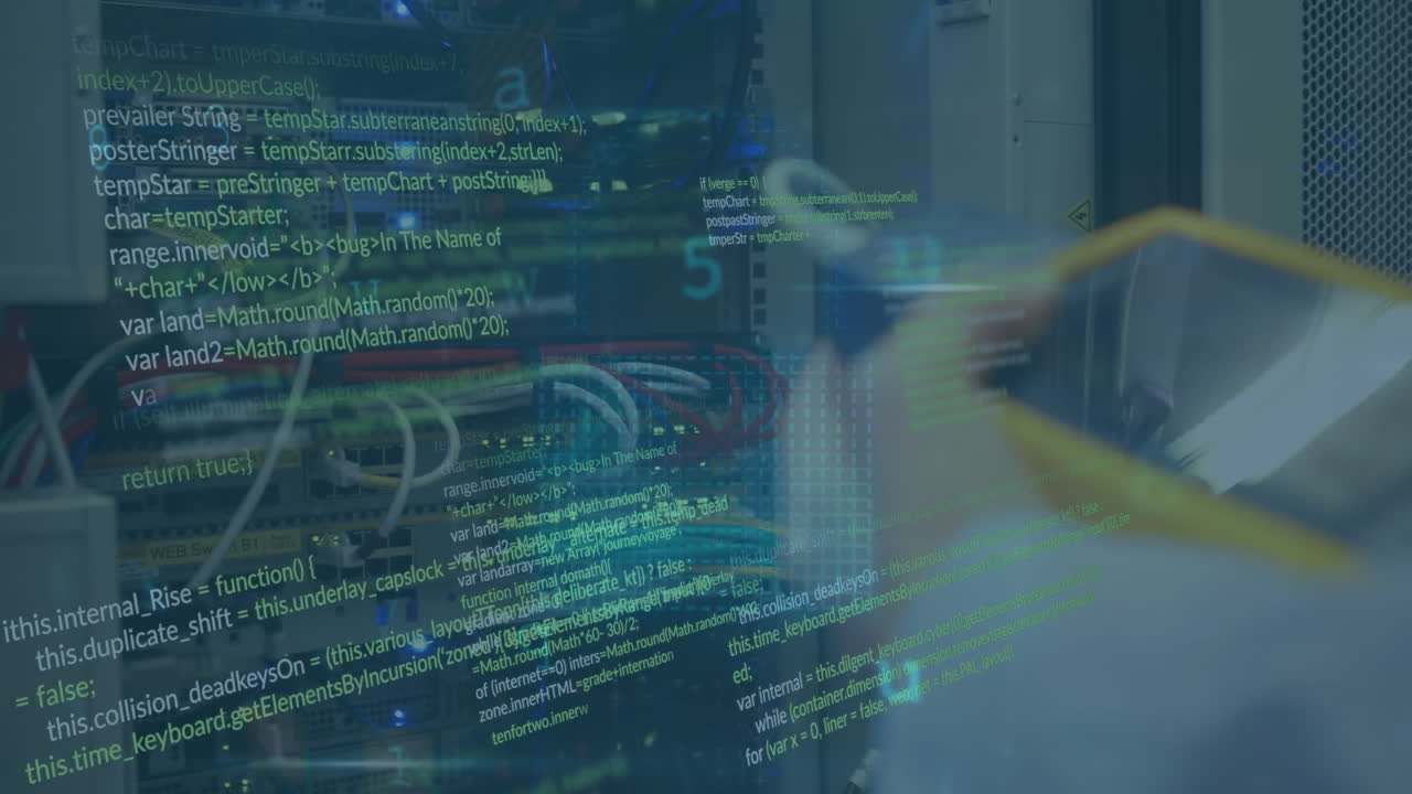 animazione dell'elaborazione dei dati di sicurezza informatica sulla sezione centrale dell'ingegnere maschio che lavora nella sala server