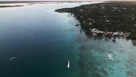 Antena-De-Siete-Colores-Lago-Laguna-En-Bacalar-México-Drone-Volar-Sobre-El-Paisaje-Marino-Natural-Escénico-Y-Velero-Resort-Playa-Ciudad