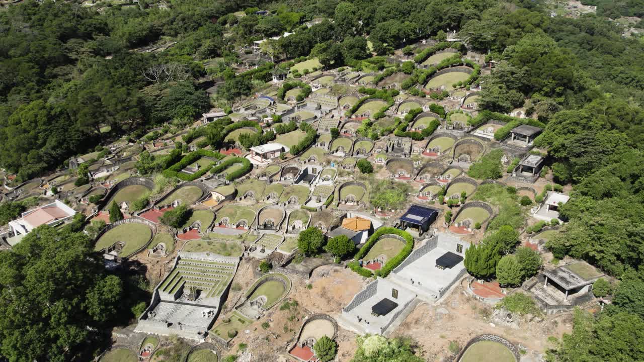 традиционное китайское кладбище на горе, аэрофотосъемка