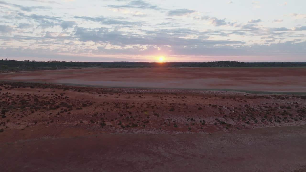 Avustralya taşra çölü üzerinde güzel bir gün doğumunu gösteren drone görüntüsü.