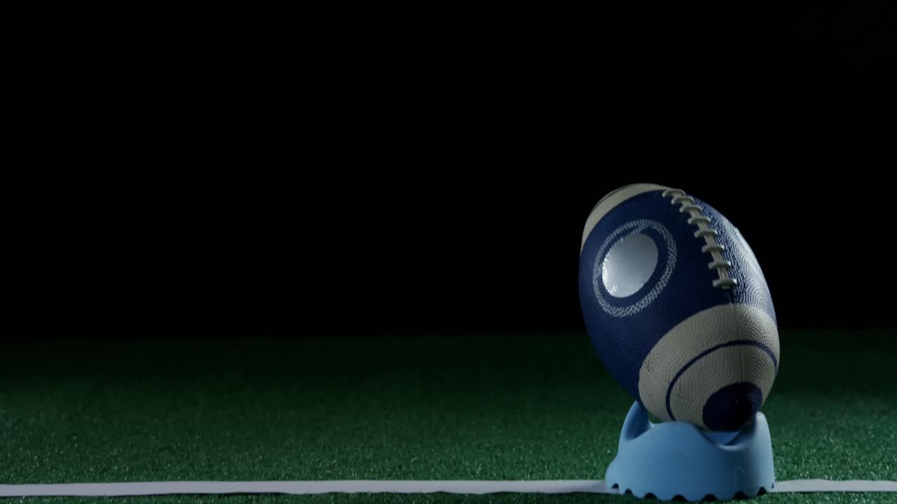 Football americano su campo in erba sintetica 4k