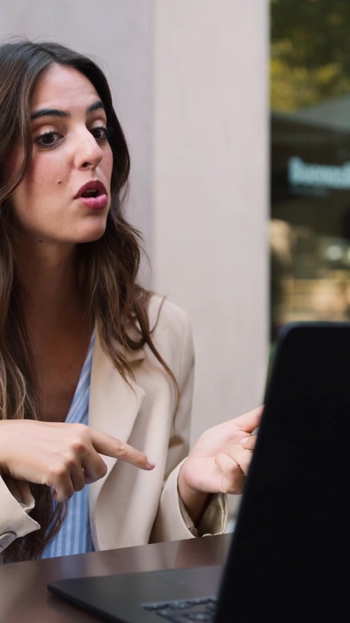 Giovane donna professionista in videochiamata al laptop