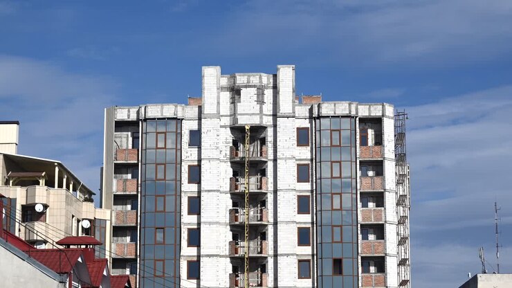 Time lapse di nuvole che si muovono nel cielo blu sopra un edificio