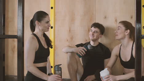 Athletic-Teammates-Relax-And-Chat-After-The-Crossfit-Class