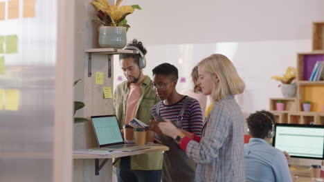 Junge-Geschäftsleute-Beim-Brainstorming.-Eine-Afroamerikanische-Teamleiterin-Zeigt-Unterstützung-Und-Hilft-Kollegen-Dabei,-Ideen-Mithilfe-Eines-Laptop-Computers-Am-Modernen-Büroarbeitsplatz-Auszutauschen