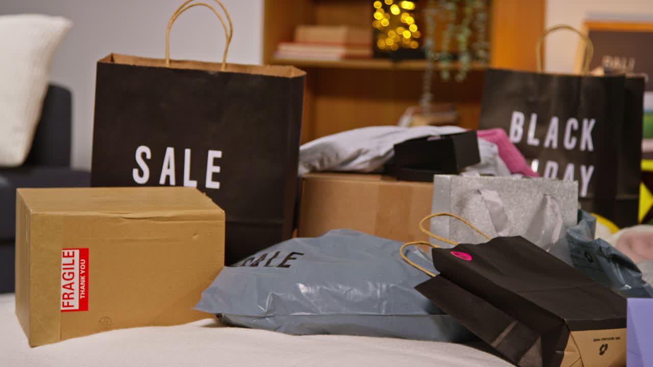 많은 패키지 들 을 가지고 쇼핑 을 하는 것