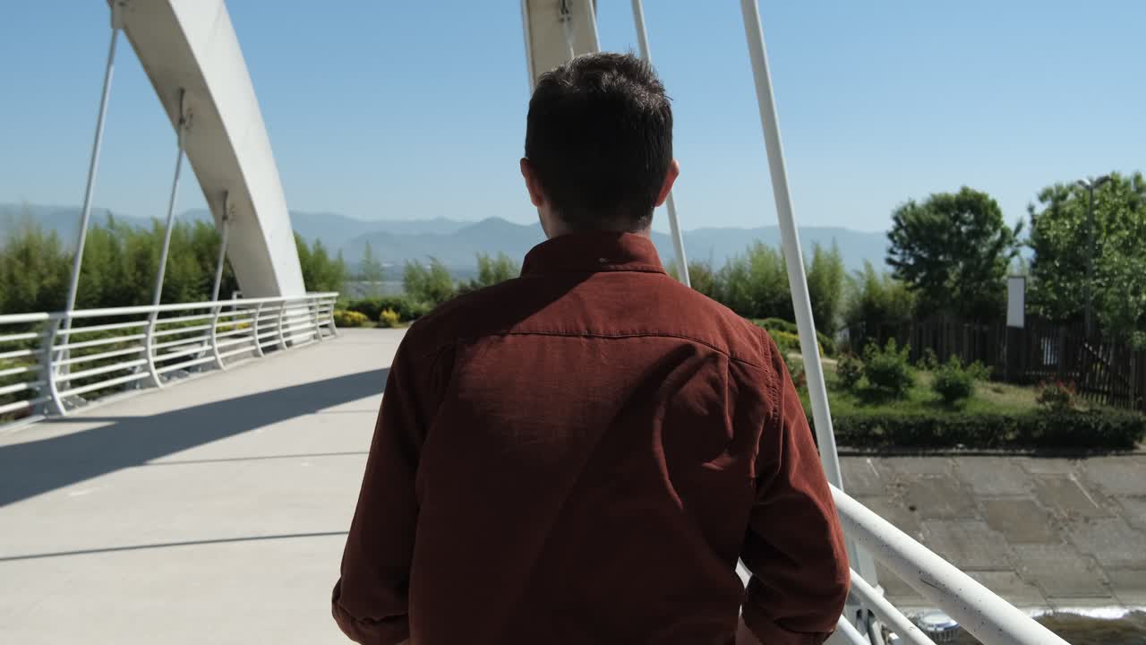 다리를 건너고  ⁇ 고