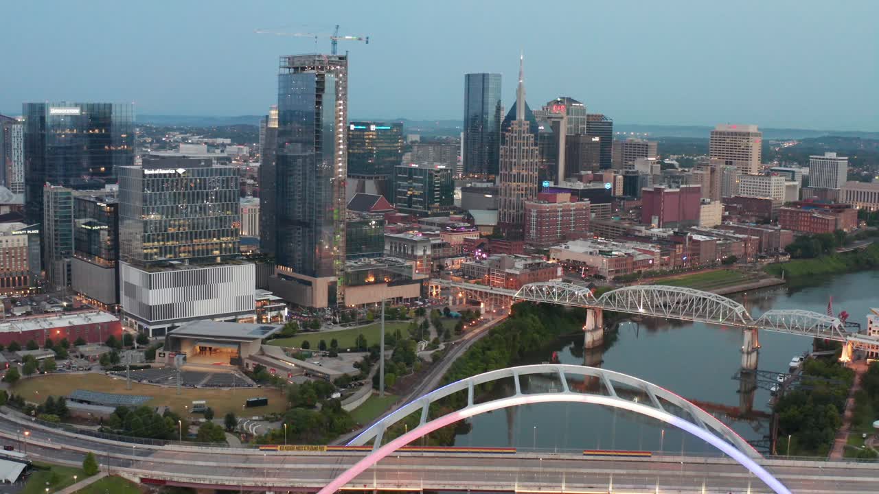 밤에 내쉬빌 시내 도시의 도시 스카이 라인