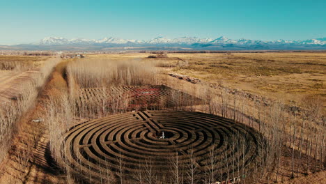 Magníficos-Laberintos-En-Malargüe,-Mendoza,-Con-Los-Andes-Como-Impresionante-Telón-De-Fondo.