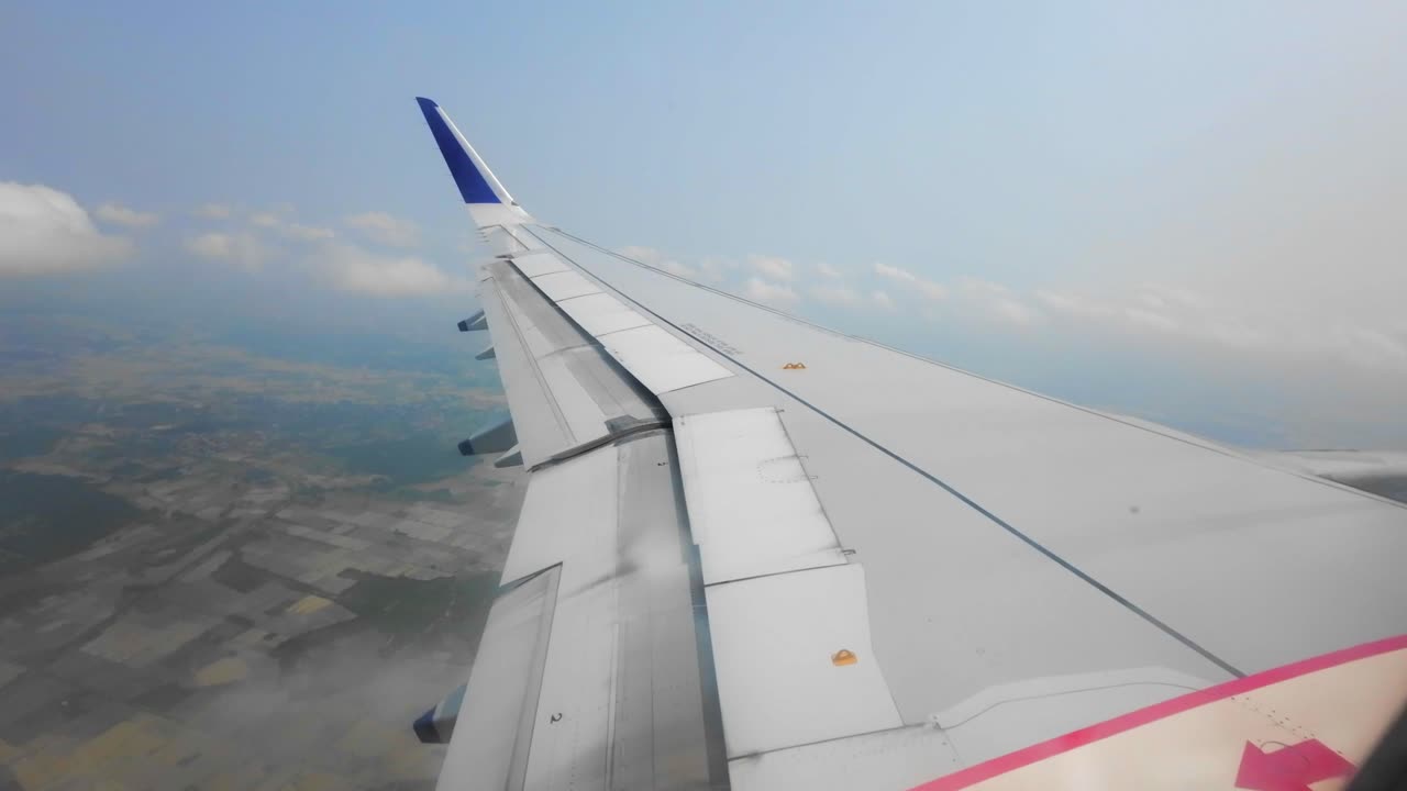 полет медленно спускается с посадки в международном аэропорту чатрапати шиваджи махараджа в мумбаи