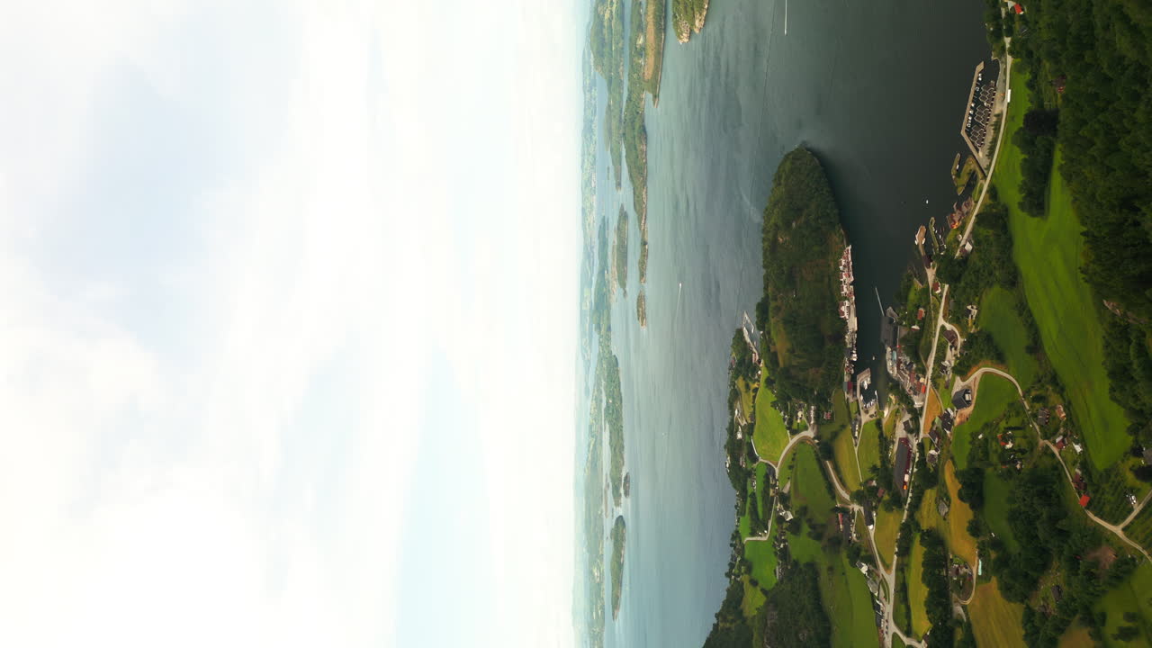 - vista general vertical de la aldea de fister en el condado de rogaland, noruega