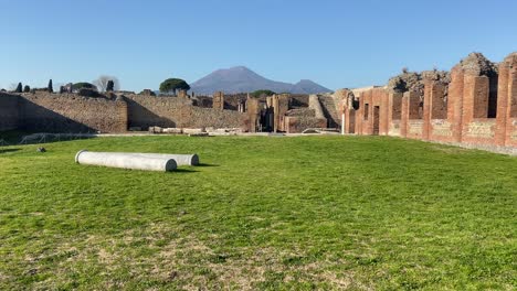 antiguo santuario en pompeya con el volcán vesubio en el fondo