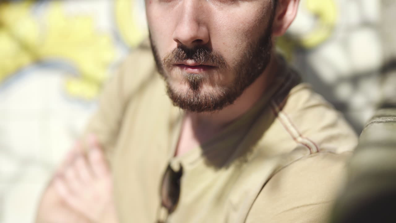 respiración consciente de un joven caucásico barbudo después de un ataque de pánico liberando tensión y dejando ir el miedo y la ansiedad