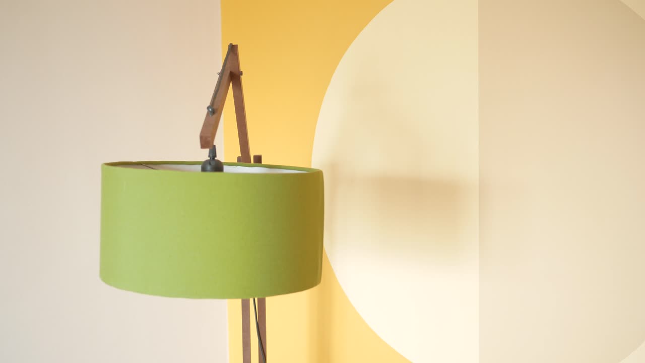 노란색과 베이지색 벽에 대한 녹색 바닥 램프