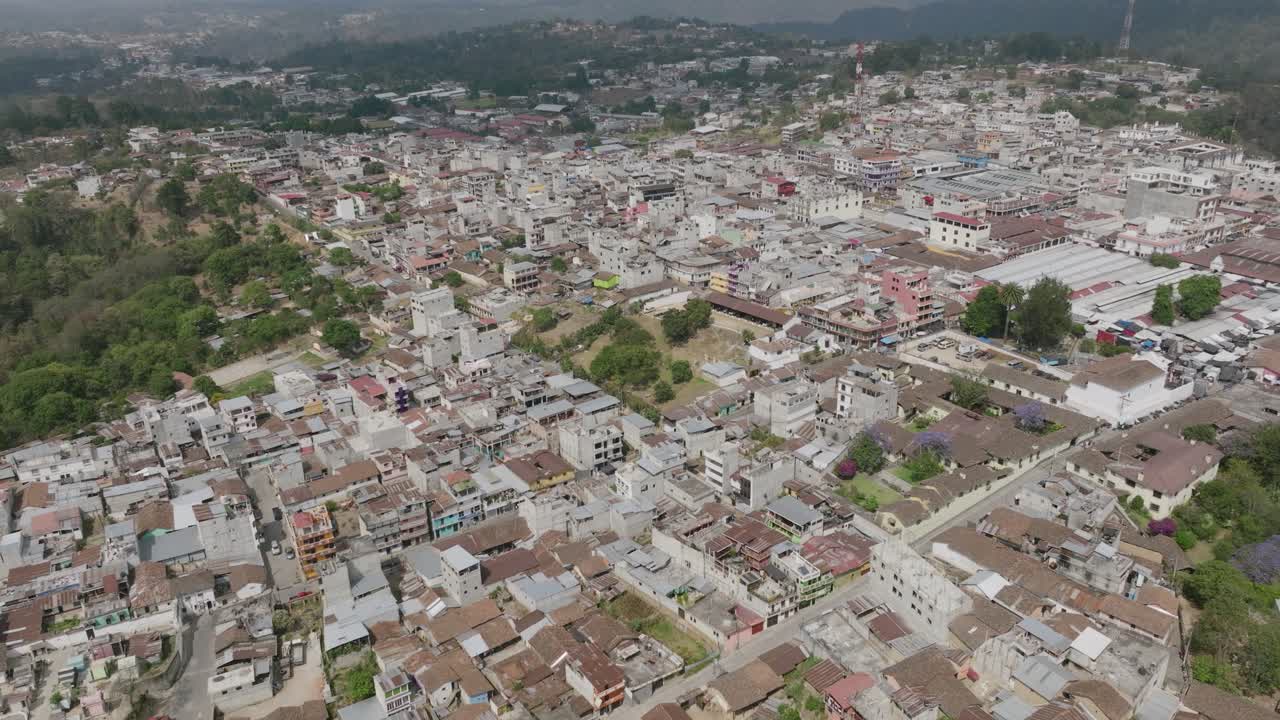 imágenes aéreas durante el día del centro de chichicastenango en el norte de guatemala