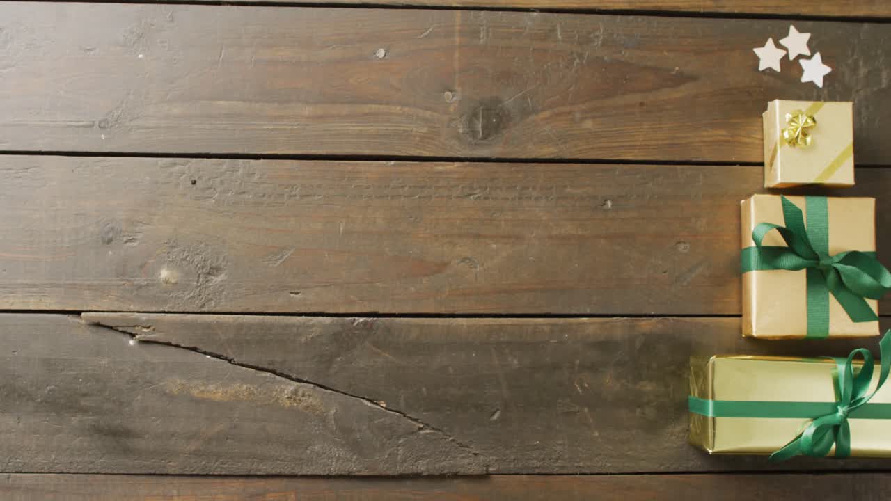 크리스마스 트리와 나무 배경에 있는 공간을 복사하는 크리스마스 선물의 비디오