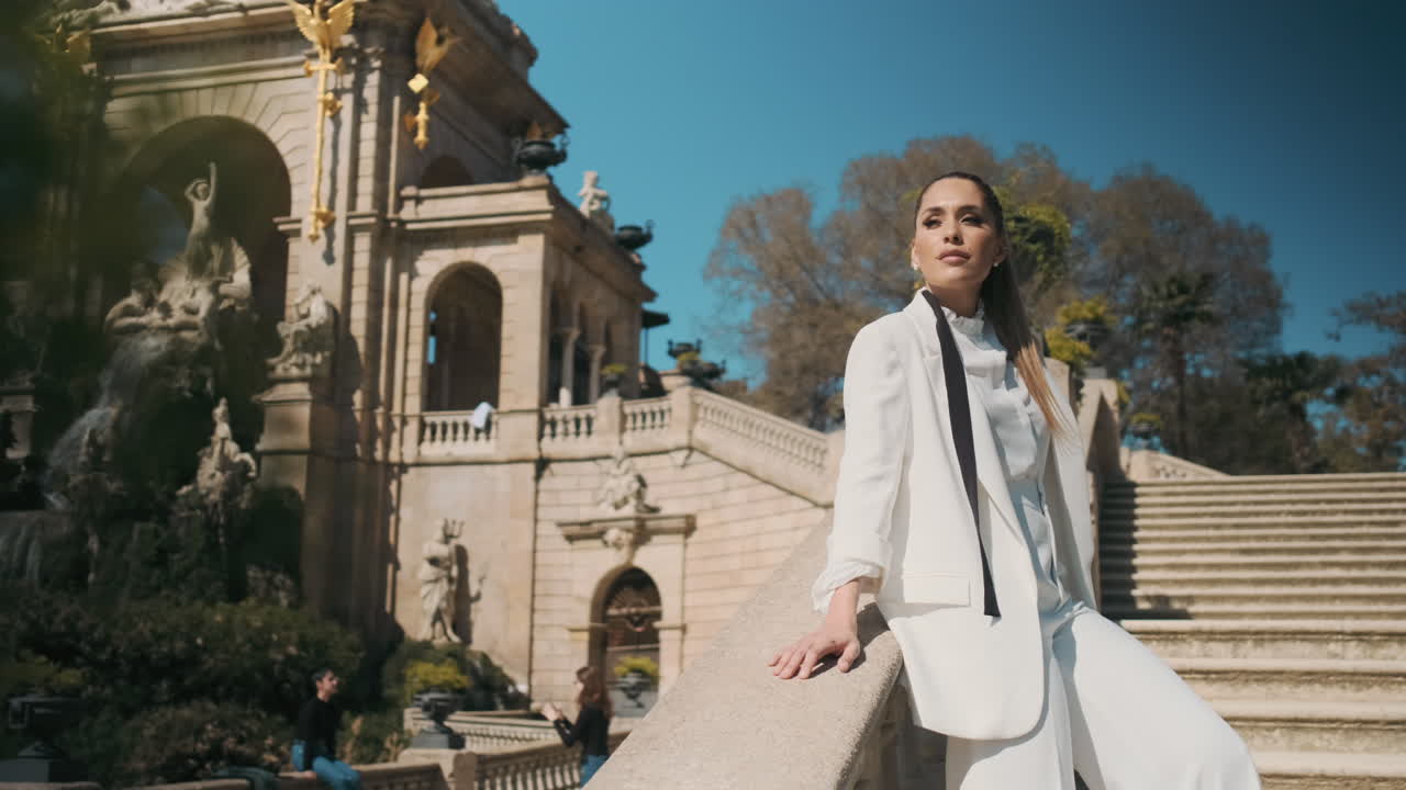 은 공원 야외에서 세련된 젊은 여성.