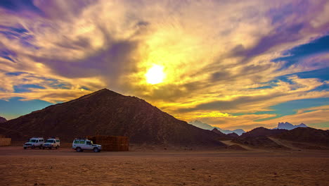 Puesta-De-Sol-Sobre-Una-Montaña-De-Arenisca-En-El-Paisaje-Del-Desierto-Egipcio---Lapso-De-Tiempo