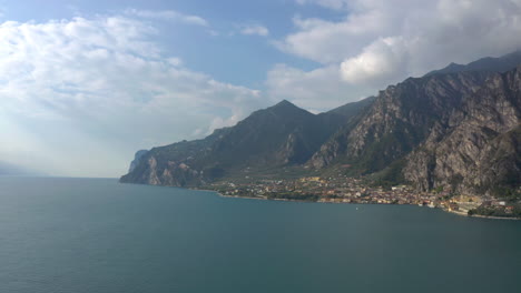 Breite-Luftaufnahme-Einer-Wunderschönen,-Atemberaubenden-Landschaft-Am-Ufer-Des-Gardasees,-Italien