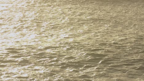 Sol-De-Verano-Golpeando-El-Agua-En-La-Playa-Norte-De-Nazare-Con-Reflejos-En-Toda-La-Costa