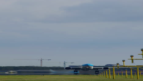 aterrizaje y despegue de un avión en un aeropuerto