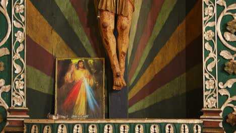 primer plano de la estatua de jesucristo colgada en la pared de las misiones jesuíticas de chiquitos bolivia