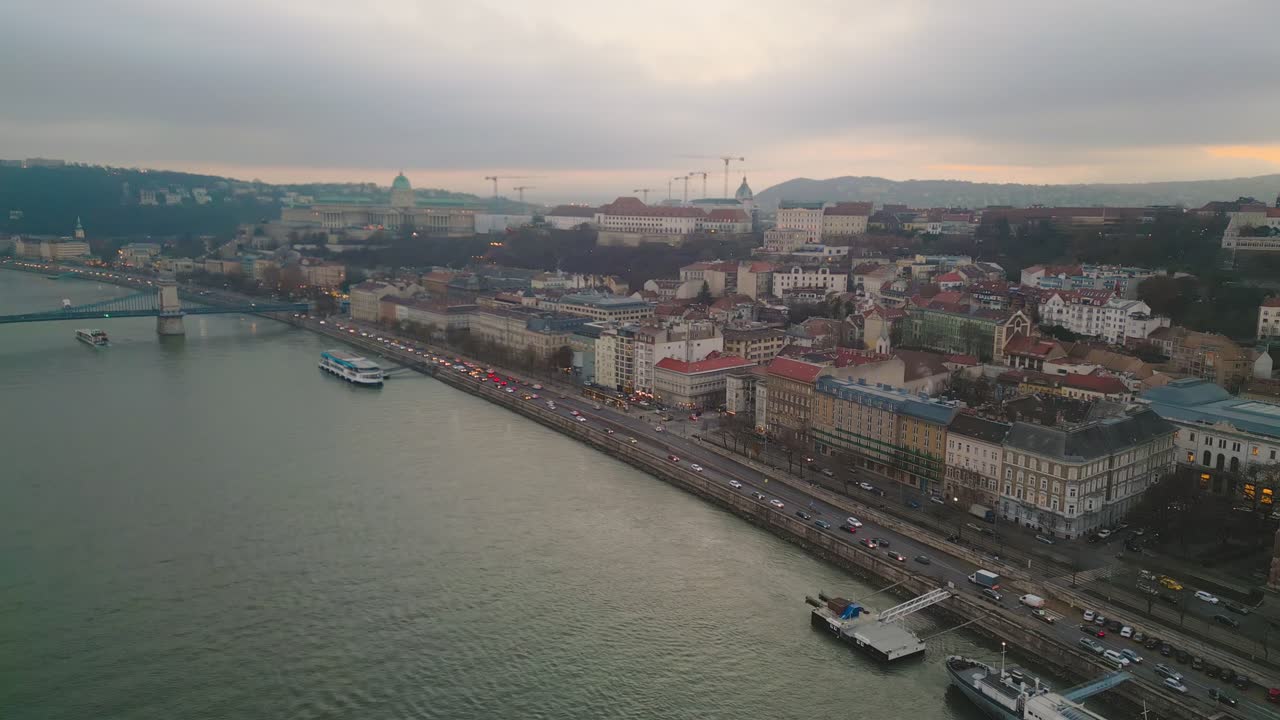 Riprese drone del Ponte delle Catene Szechenyi e di edifici storici sulla riva opposta al Parlamento ungherese a Budapest.