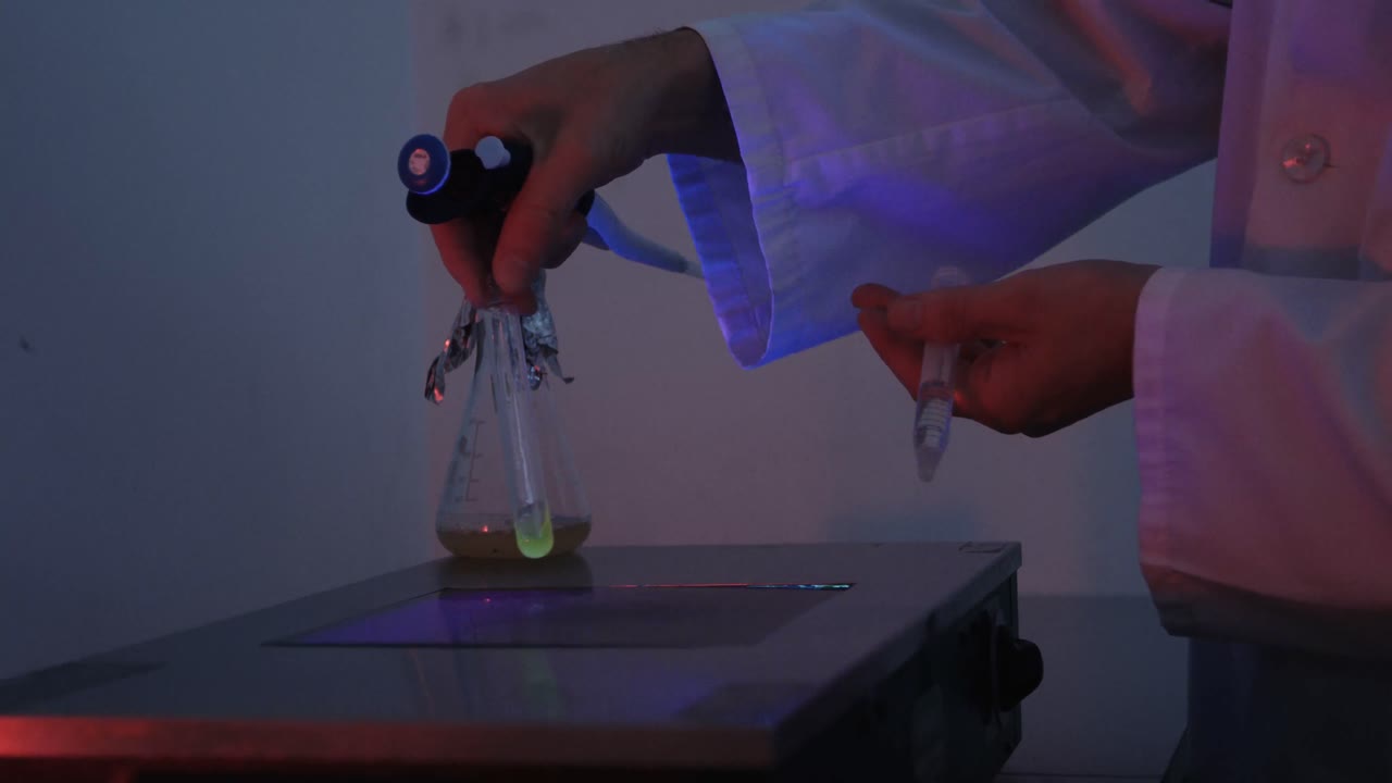 científica experimentando en el laboratorio 4k