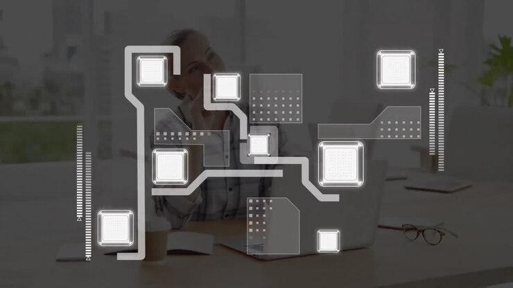 Animation af forbindelsesnetværk og databehandling over forretningskvinde, der bruger computer