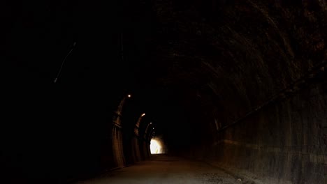 túnel pedonal que una vez fue construido para un ferrocarril