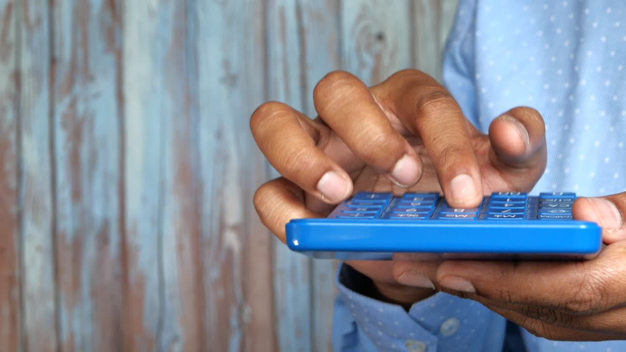 persona que utiliza una calculadora azul