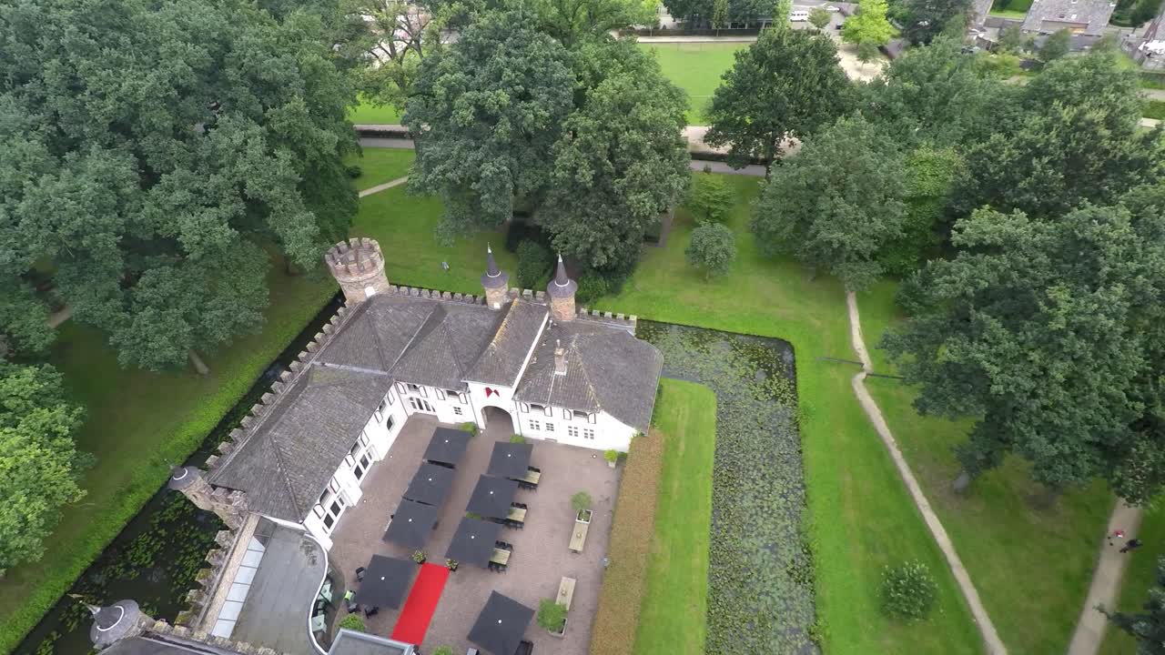 성 지붕 위로 날아가다