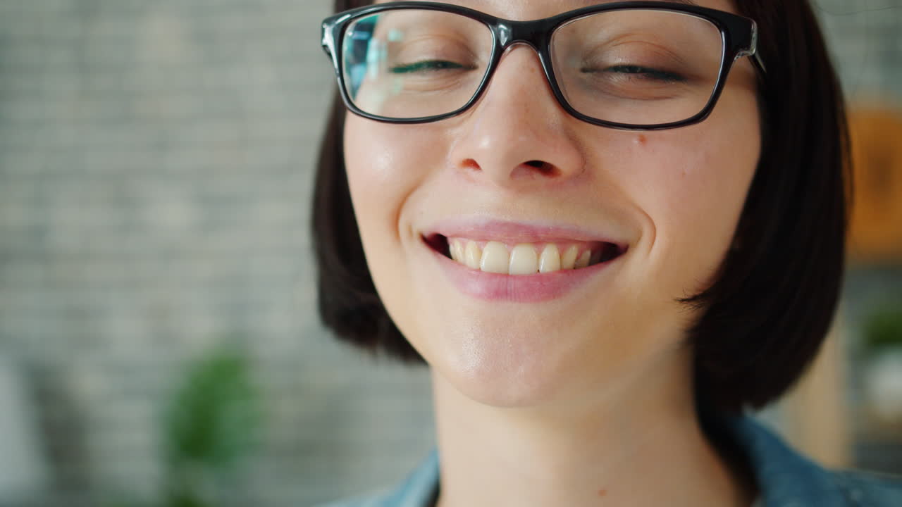 mujer sonriente con gafas