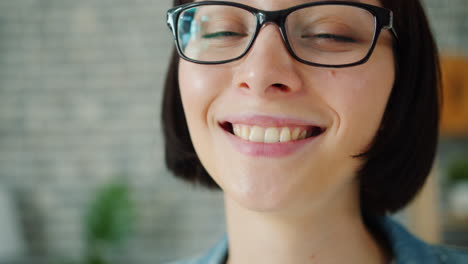 mujer sonriente con gafas