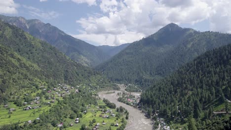 vista aérea de keran, loc, neelum vally, río kishan ganga, cachemira