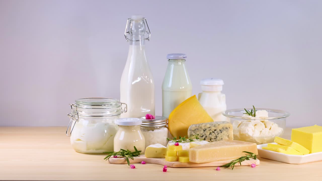 식탁 에 끔 하게 배열 된 여러 가지 유제품