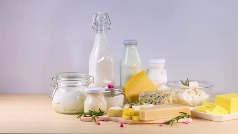 productos lácteos variados dispuestos cuidadosamente en la mesa