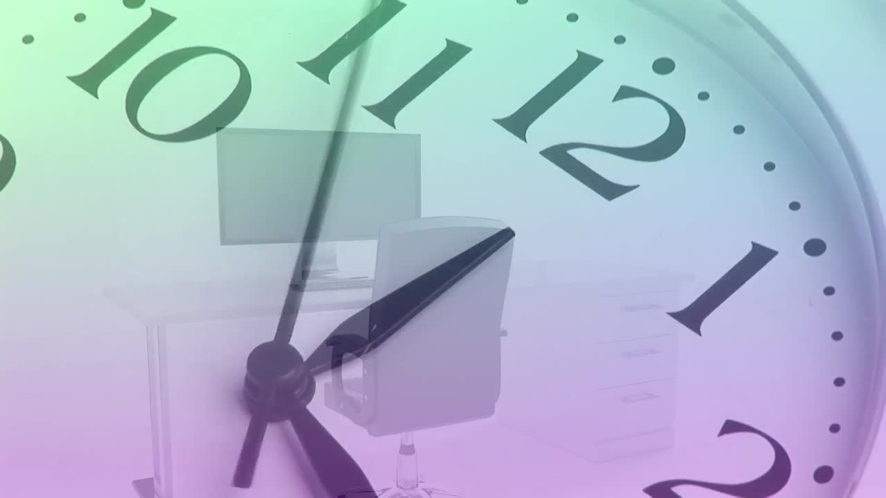 animación del reloj moviéndose sobre el escritorio de la oficina con una computadora