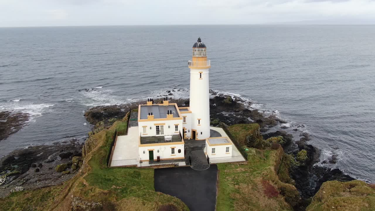 маяк тернберри, расположенный на поле для гольфа "тернберри" в айршире