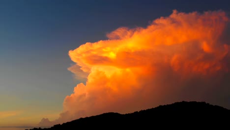 nube roja sobre la montaña